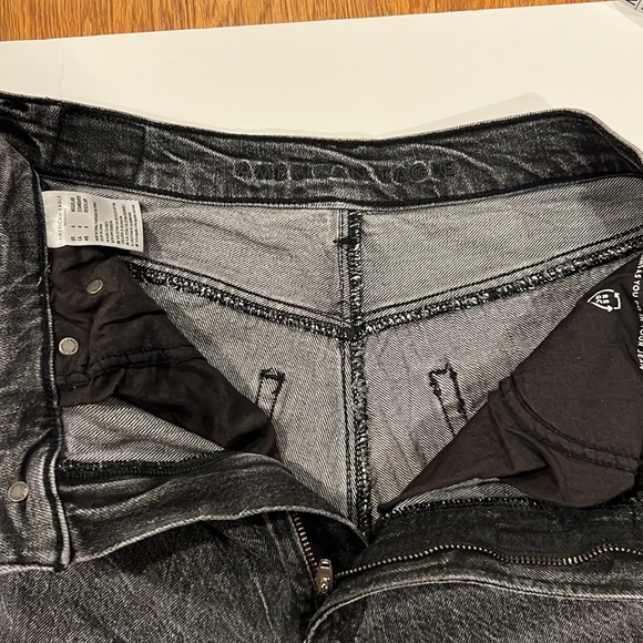 American Eagle Faded Black 90s Boyfriend Distressed Jeans Size 6 - Picture 5 of 6